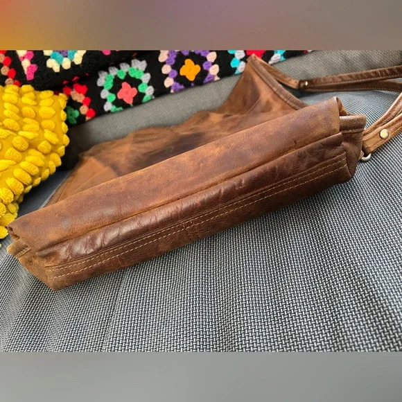 Rough & Tumble Camden Crossbody—rustic pecan - Picture 6 of 10